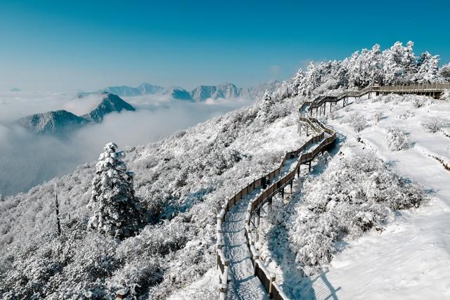 女子称四川西岭雪山景区人员借扶人名义摸胸性骚扰游客，多方回应