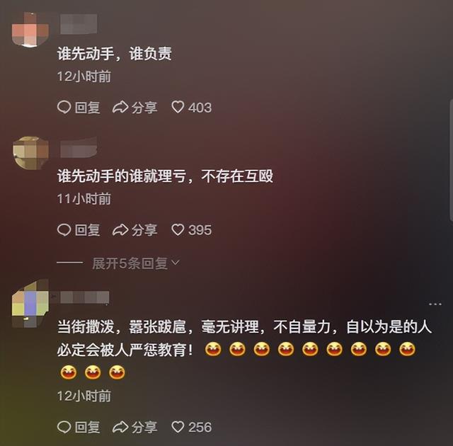 闹大了！女子和男子马路吵架被一脚踢脸倒地，网友：这次遇到狠人