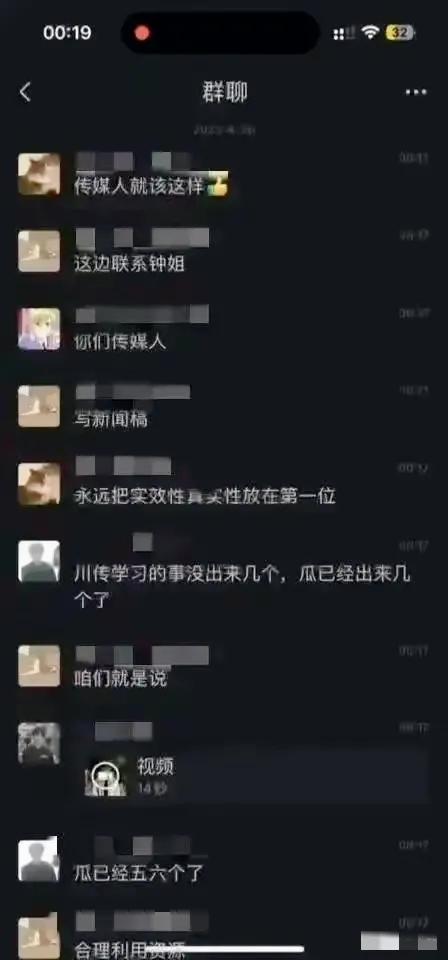 女人占主动！四川传媒学院情侣不关灯，在教室激情，被多角度拍摄