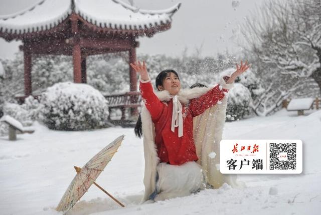 东湖边大雪中，汉服美女拍艺术照