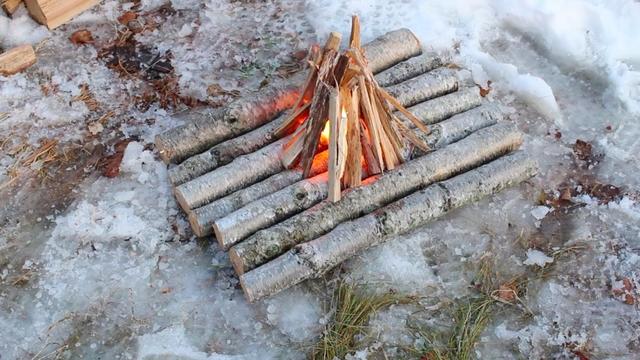 日本小姐姐的独居生活，冰天雪地里，钓鱼、劈柴、做饭，过出美好