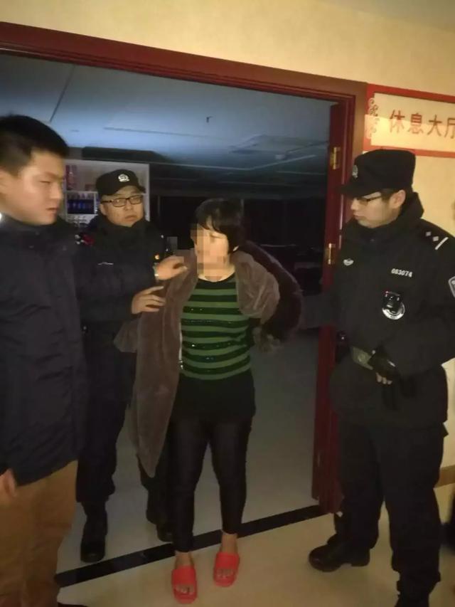 这个女子在澡堂里被阜阳警方带走，她有大事……