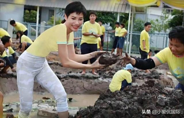 让人心酸，诗尼娜赤脚泥潭中清除淤泥条件苦，她也一度失去自信