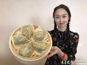 美女 皮皮虾(一个包子里俩整只皮皮虾肉烟台小妹包的皮皮虾烫面包出锅了)