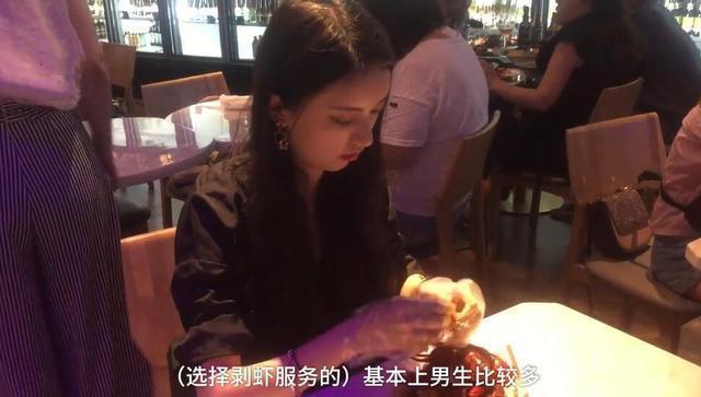 90后美女兼职剥小龙虾，网友：为颜值买单？