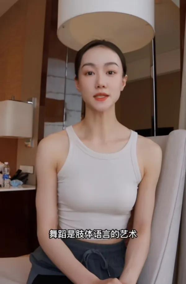 杨丽萍爱徒跳孔雀舞被批不雅，男女演员胸部紧贴，左右互蹭尺度大