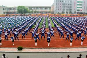 图片美女自慰(广州有一女大学生，穿“黑丝”参加运动会，网友批判：不检点)