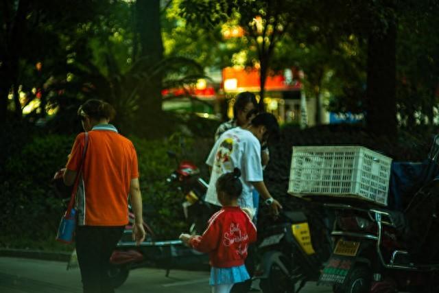 张开嘴巴，甜蜜热吻！这个男人太会了，她被他撩得喘不过气！