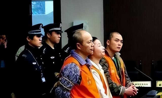 警花被劫匪绑架，苦苦哀求之后仍被杀害，简直不是人