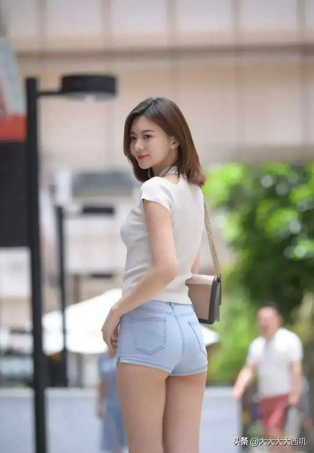 白衣牛仔短裤高跟凉拖鞋棕色头发美女街道摄影写真照！