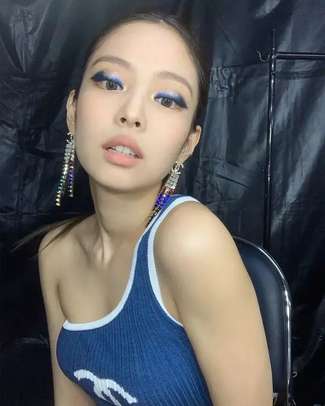 Jennie深夜福利刷屏59张性感自拍，还与G-Dragon惊喜合体