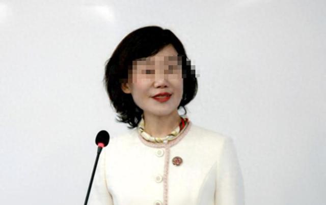 “欲女”副校长沈某58岁却欲望强烈，家中竟搜出大量情趣用品