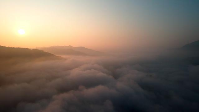 一眼沦陷 乐山美女峰现金山、云海景观