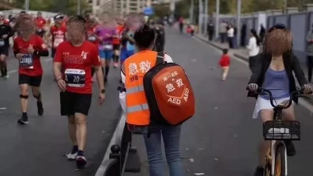 美女上马赛道上骑车，还疑似替跑：世界正在惩罚不守规则的人