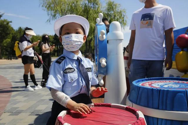 小女孩身患重症想当“小警察”，小迪警官在迪士尼帮她圆梦