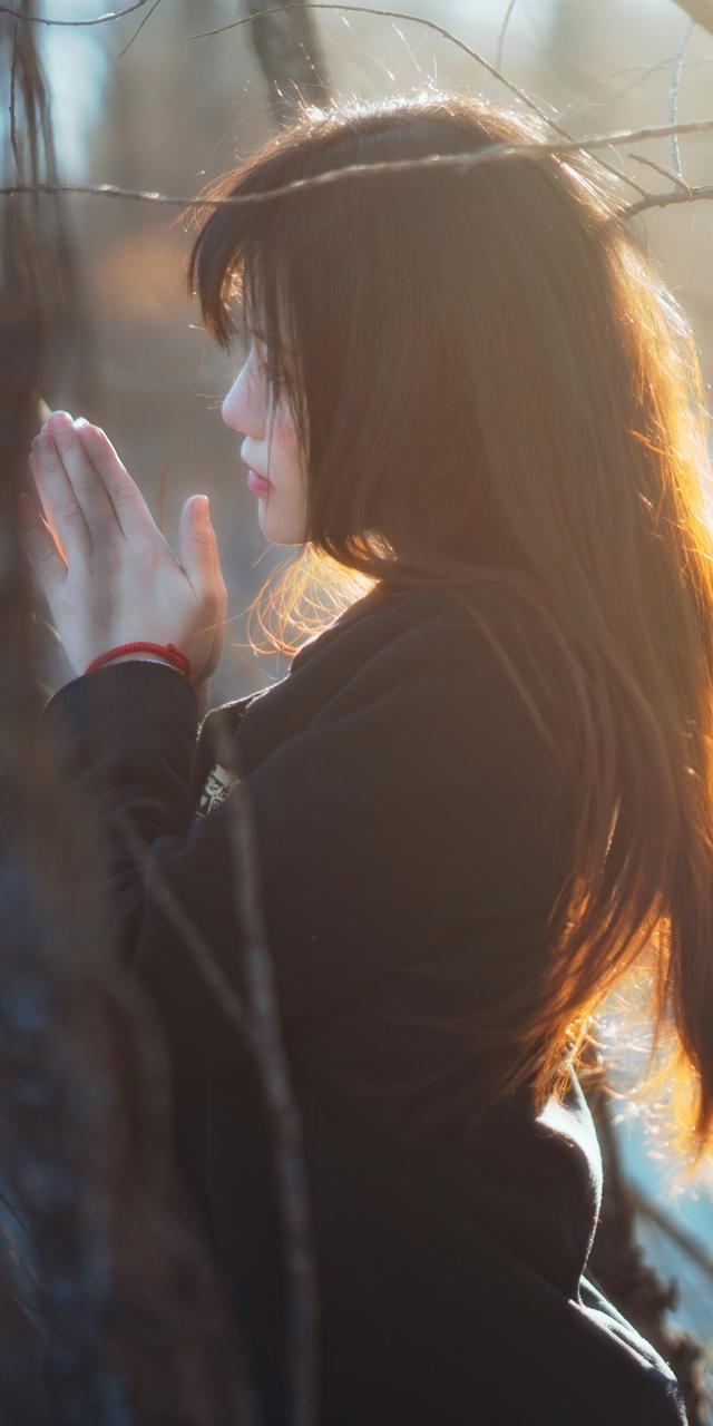 精美壁纸：风衣女孩初春的美丽与优雅