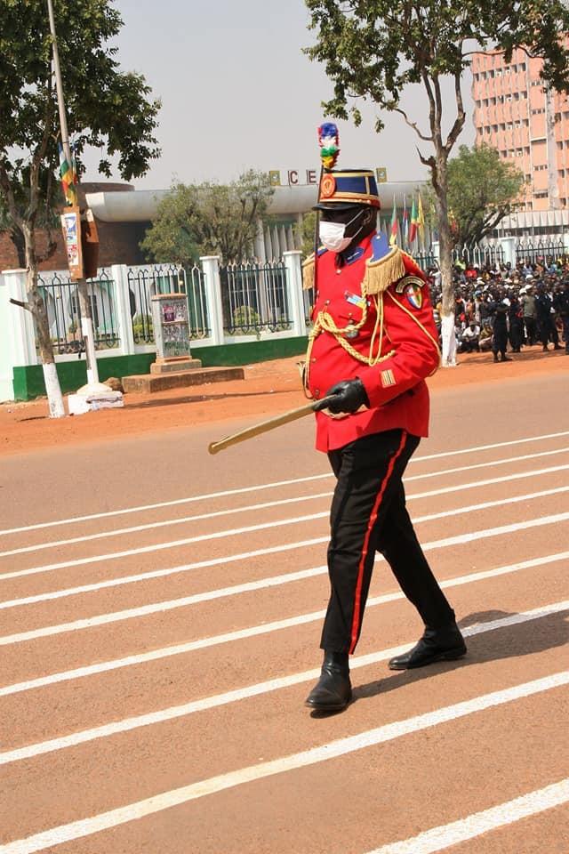 中非共和国阅兵：女兵块头太壮硕，还穿高跟鞋，东风猛士帅气亮相