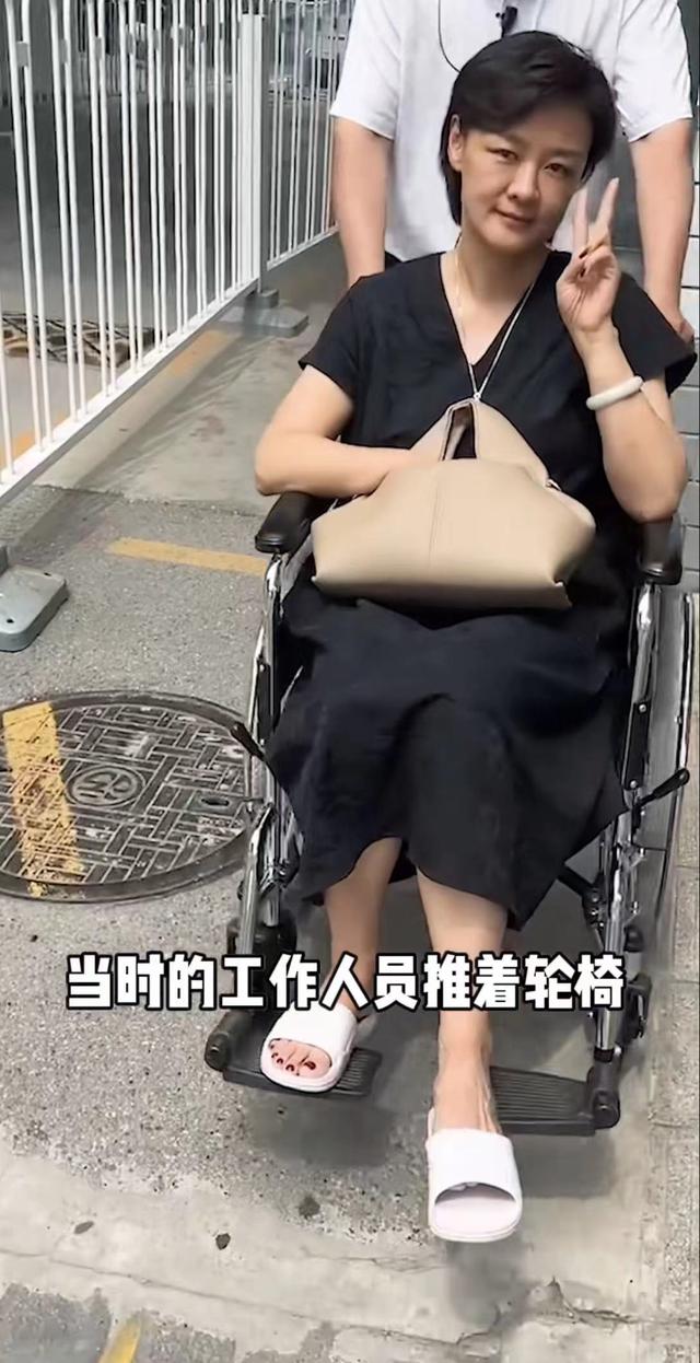 前央视主持发生意外！脚被钢条穿透鲜血直流，素颜躺床上罕露白发