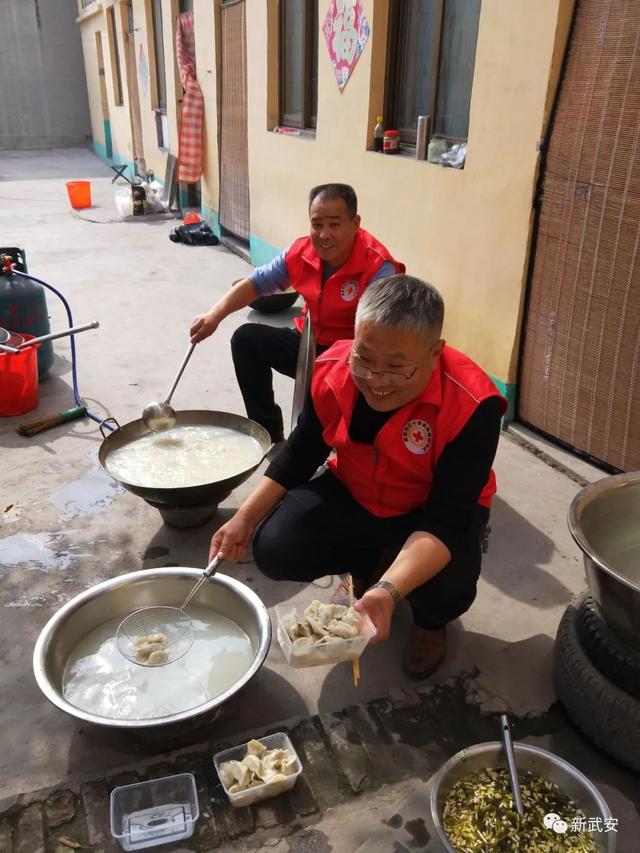 点赞！这群“红马甲”用一碗饺子温暖一座城