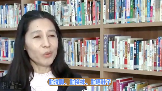 女人经常穿丝袜脚上会有异味吗？美女说，有这些原因就会有