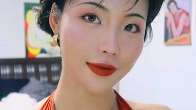 女性的胡子、腋毛真的肮脏吗？她们并不这么想，并且露了出来