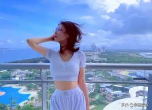 细腰大胸美女(35岁张馨予海边大秀身材胸部丰腴衬细腰，“一嫁改命”有多幸福)