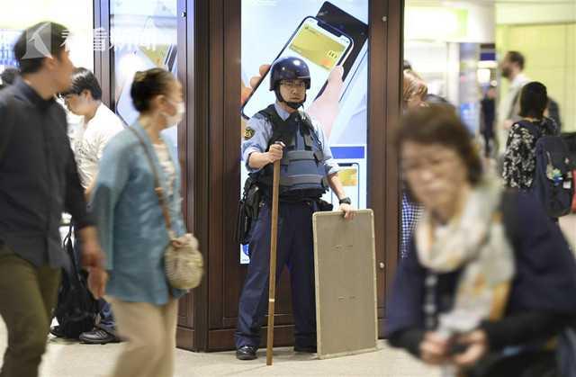 日本大阪刺警夺枪嫌犯长相曝光：刀插警察左胸 实弹5发在逃