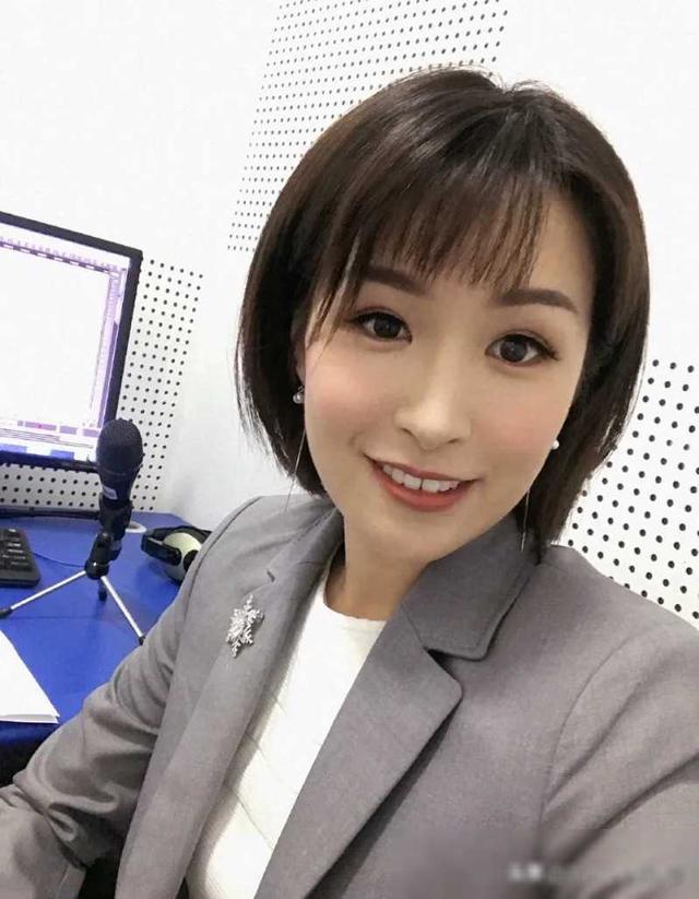 广东电视台体育频道四大美女主持人，肤白貌美大长腿