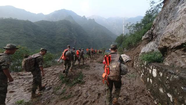 33名侦察兵翻山越岭13小时，成功转运房山13岁重伤女孩