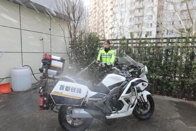 骑着600斤摩托车执勤，首都这支铁骑女警真飒！