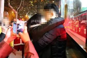 福建一对情侣当街行苟且，路人围观也不离开！女生害羞捂着脸