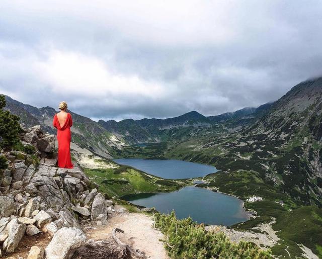 这位酷爱旅行摄影的波兰美女将红裙、红鞋穿遍了全世界