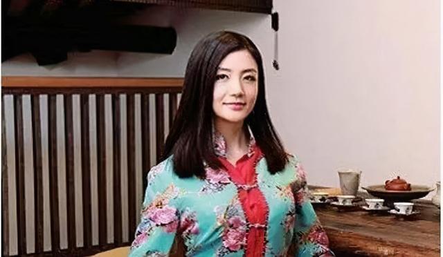 最美女富豪李颖，追随马云10年身价百亿，沉迷豪车不想谈恋爱