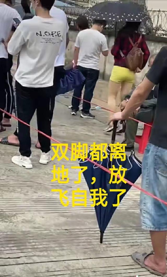 东莞：小姐姐排队穿着超短裙扭屁股，后面大爷尴尬得不行只能回头