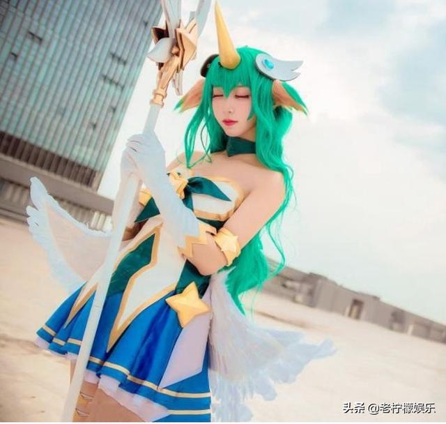 英雄联盟：性感美女cosplay众星之子索拉卡，奶量十足