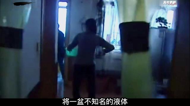 男子被女友扣尿盆，弄的满屋的尿骚味，女友称：我吃低保没钱还