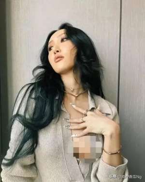 舐美女屁屁(火辣女神华莎，大学猛舔嘴唇，下半身调皮出击，被网友严厉批评)