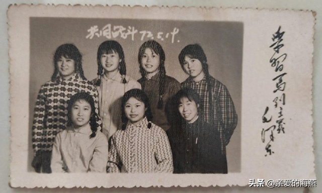 70年代的青春美女照，扎着小辫子，穿着朴素，但是质朴纯真很干净