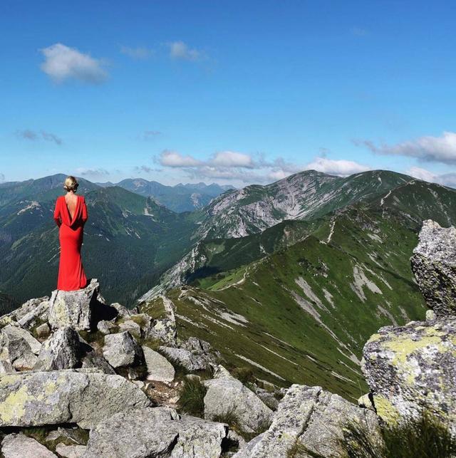 这位酷爱旅行摄影的波兰美女将红裙、红鞋穿遍了全世界