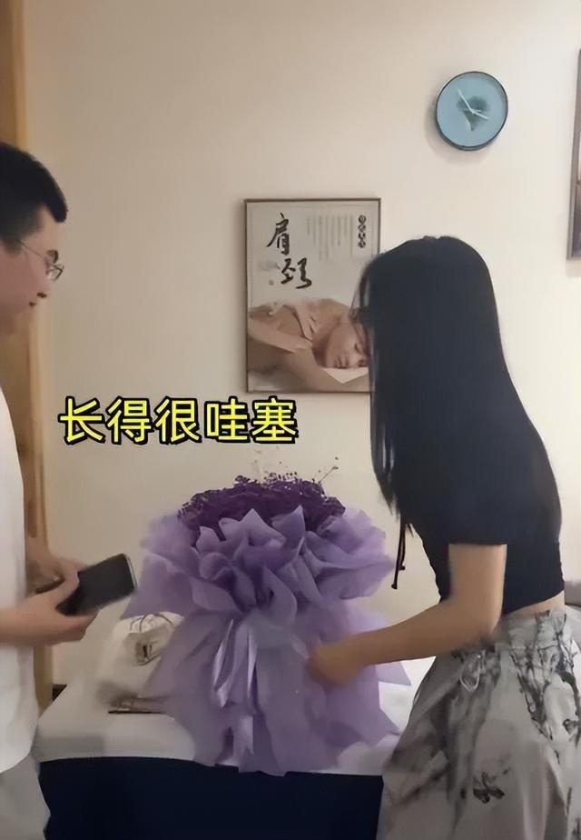 湖北：小伙捧鲜花表白女技师，做足疗一见钟情，网友：长得很哇塞