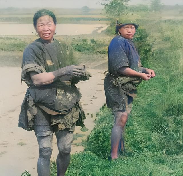 罕见老照片：体态丰满的新疆女人，鬼子割掉妇女乳房喂给孩子