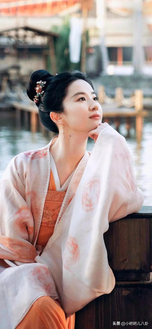 6位娱乐圈的“半截美人”，看脸绝美，但腿粗、虎背熊腰是硬伤