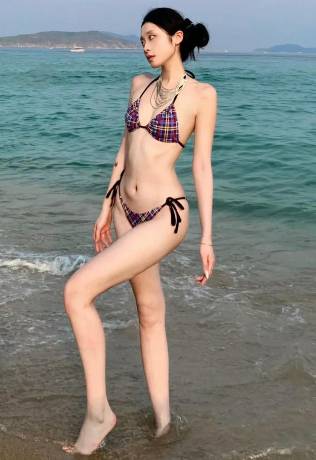 24岁性感美女在海边拍的写真照