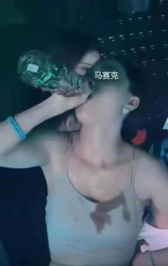 美女在夜店对瓶吹，酒水顺着脖子流到胸口，网友：这是想给谁机会