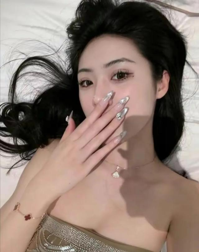 养眼！女篮第一美女，00后姑娘卓识！身高1.9m，又美又能打