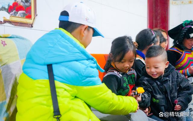 这次，四川马边，菲仕兰“孤儿喝奶”的志愿者太特殊了