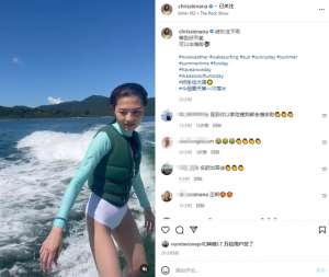 玩滑板的美女(37岁女神周秀娜出海冲浪光脚踩滑板长腿瞩目，男友人大花臂抢镜)