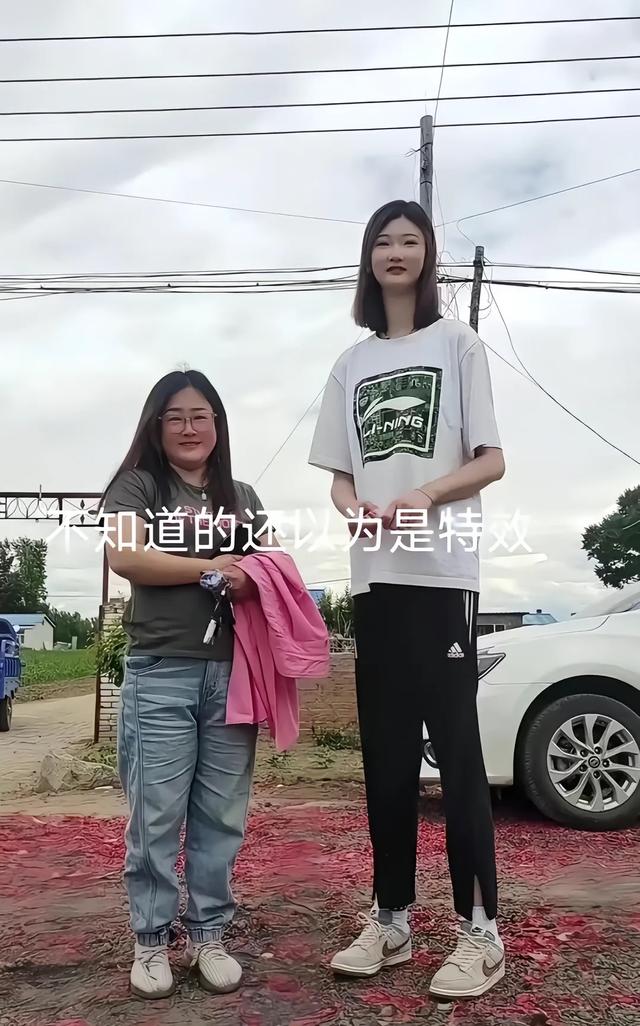 00后女孩貌美如花，身高2米被亲妈嫌弃：白长这么漂亮，没人敢追