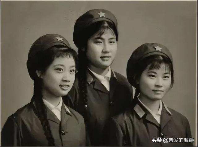 70年代的青春美女照，扎着小辫子，穿着朴素，但是质朴纯真很干净