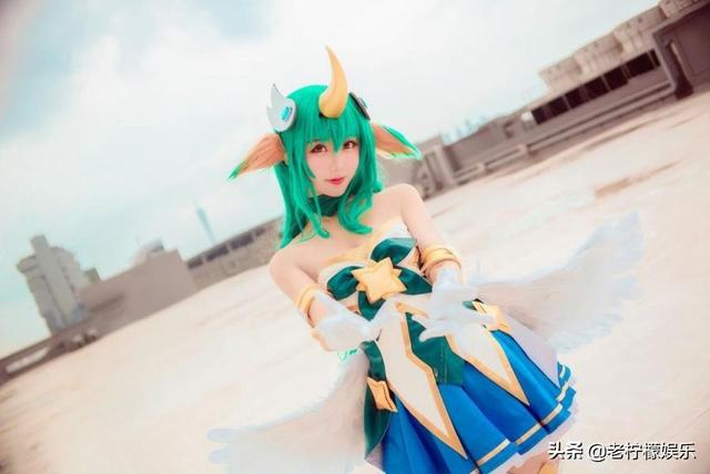 英雄联盟：性感美女cosplay众星之子索拉卡，奶量十足